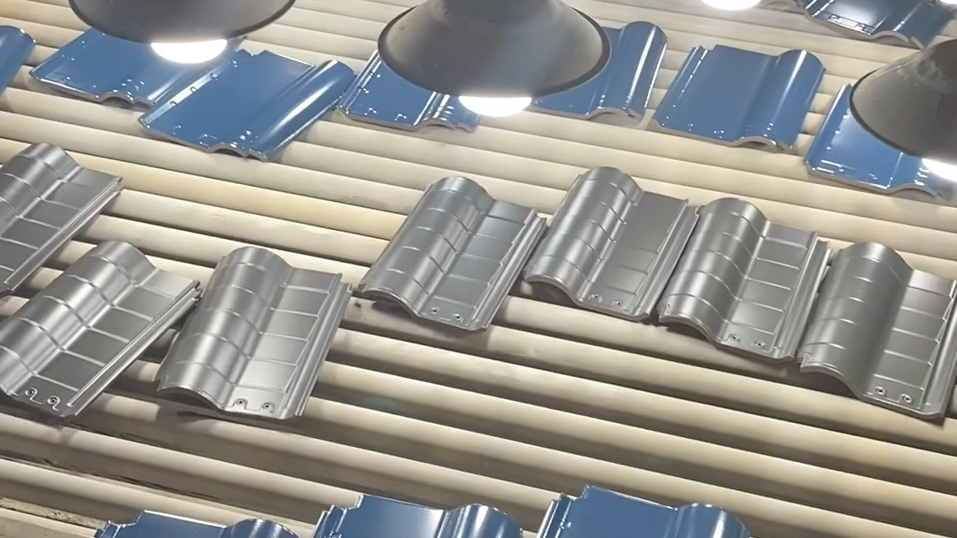 生产线上的瓦片颜色叫孔雀蓝#瓦片#琉璃瓦#佛山陶瓷瓦片#屋面瓦#屋顶