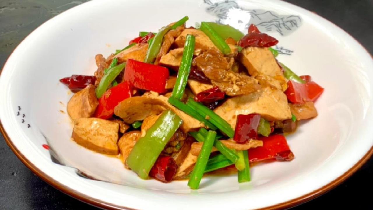 香干炒肉这样做鲜香滑嫩,香辣入味是一道经济实惠又好吃的下饭菜