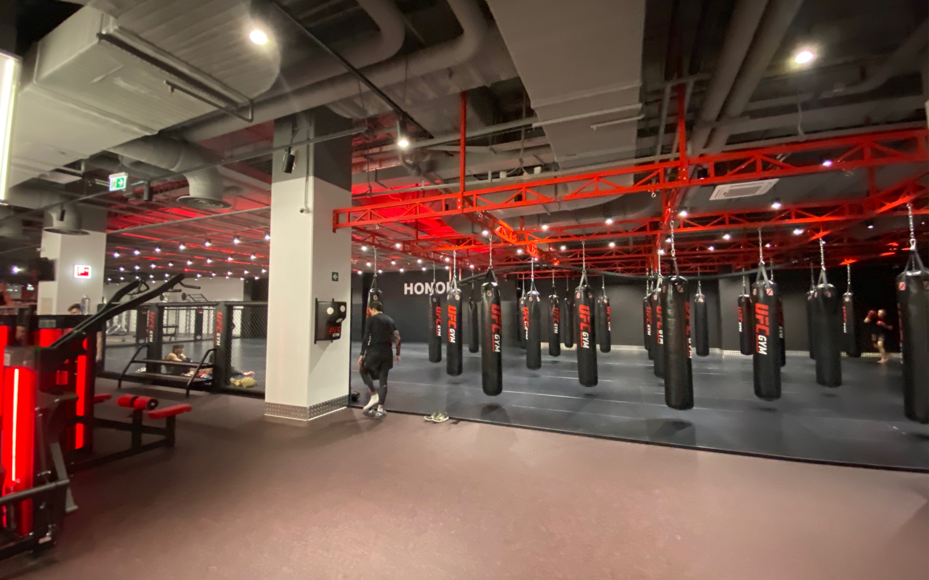 莫斯科ufc gym,这么好的综合训练馆一个月只要300人民币,俄罗斯体育