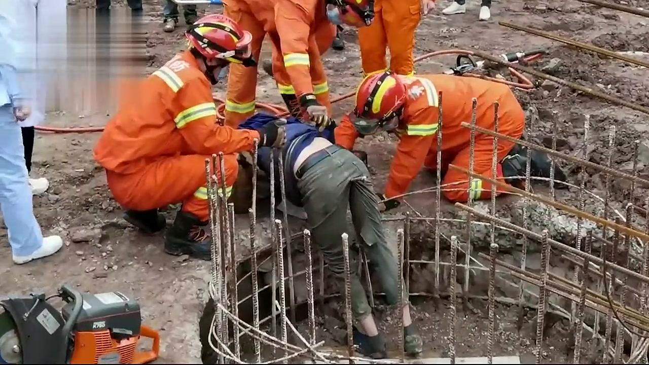 工人3米高設備上失足墜落,遭鋼筋刺穿腹部,消防員上