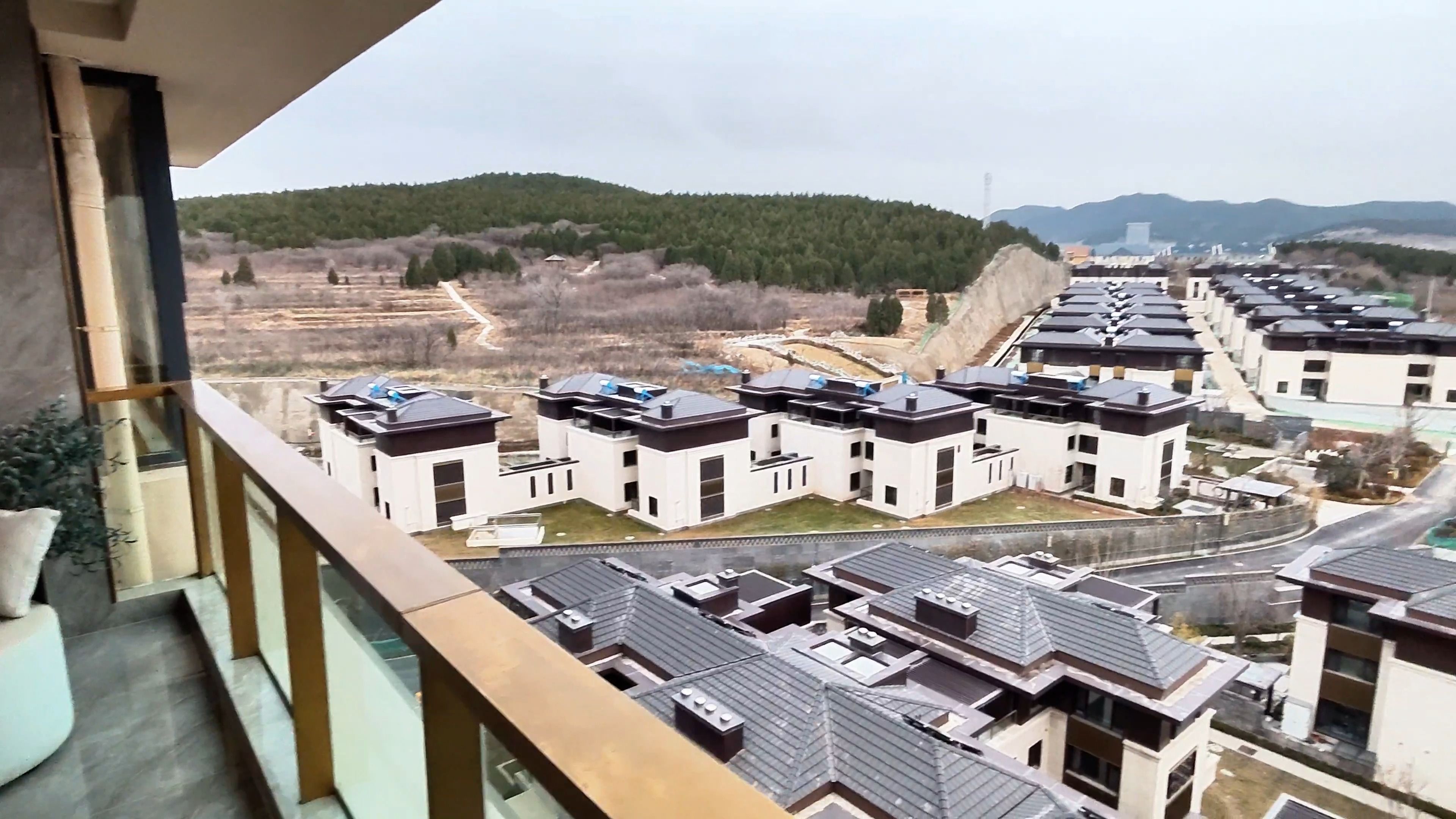 旅游路山景真洋房 现房依山而建 视野非常棒