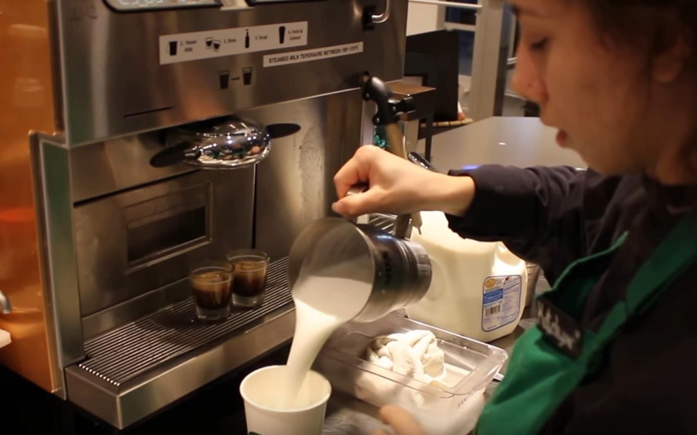 实拍星巴克咖啡师制作焦糖玛奇朵你喝的星巴克就是这样做出来的
