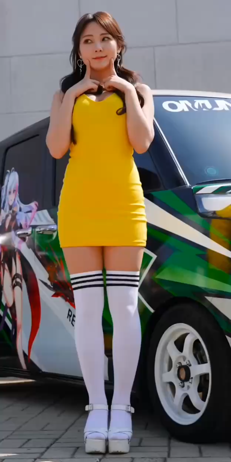 英姿飒爽的车模美女