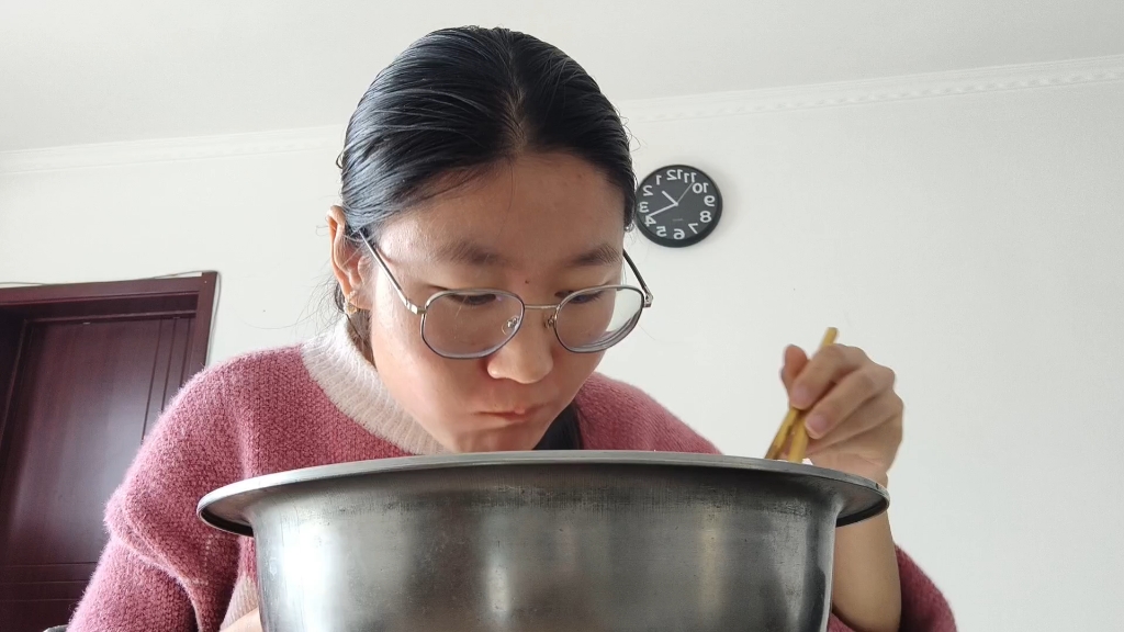 又是边看美食视频,边拿盆吃饭的一天咯