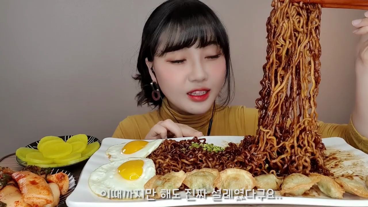 韩国可爱大方吃播yamineats小姐姐火辣辣的辣椒炸酱面