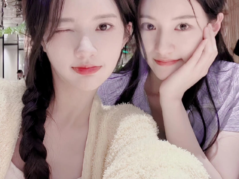 美女姐妹花!紫发闺蜜自拍