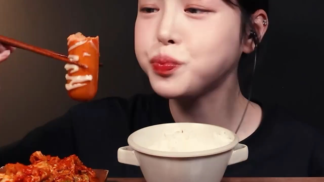 韩国吃播吃烤肠嘎嘎香