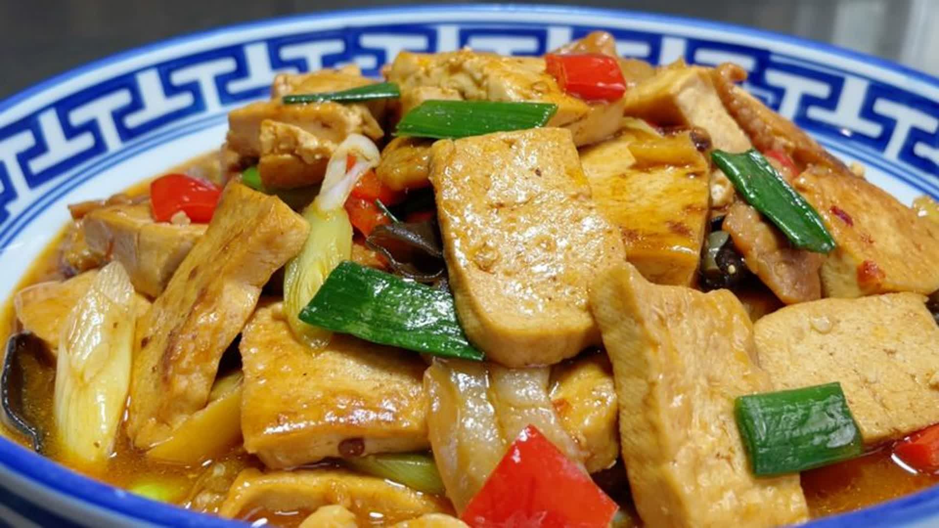 厨师长教你五花肉炖豆腐家常做法,步骤详细,滑嫩入味下酒又下饭