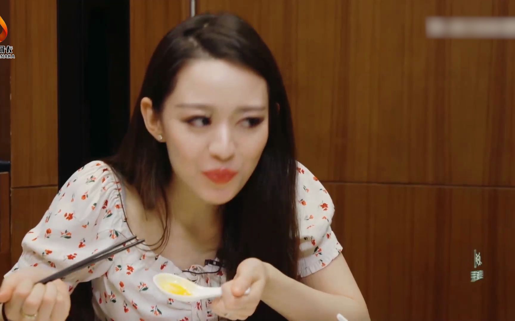 论女明星私下豪迈吃相,钟丽缇吃猪肘抱着啃,吃相让