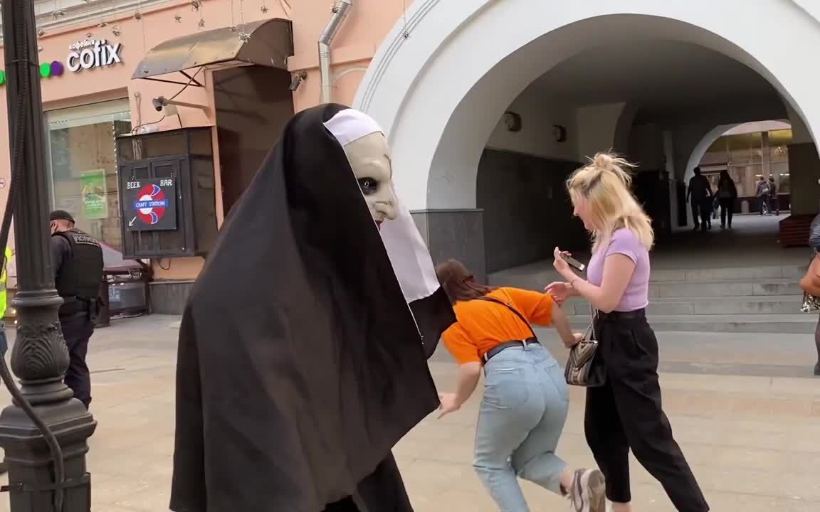 【街头恶作剧】俄罗斯街头化妆成恐怖的鬼修女吓路人#2