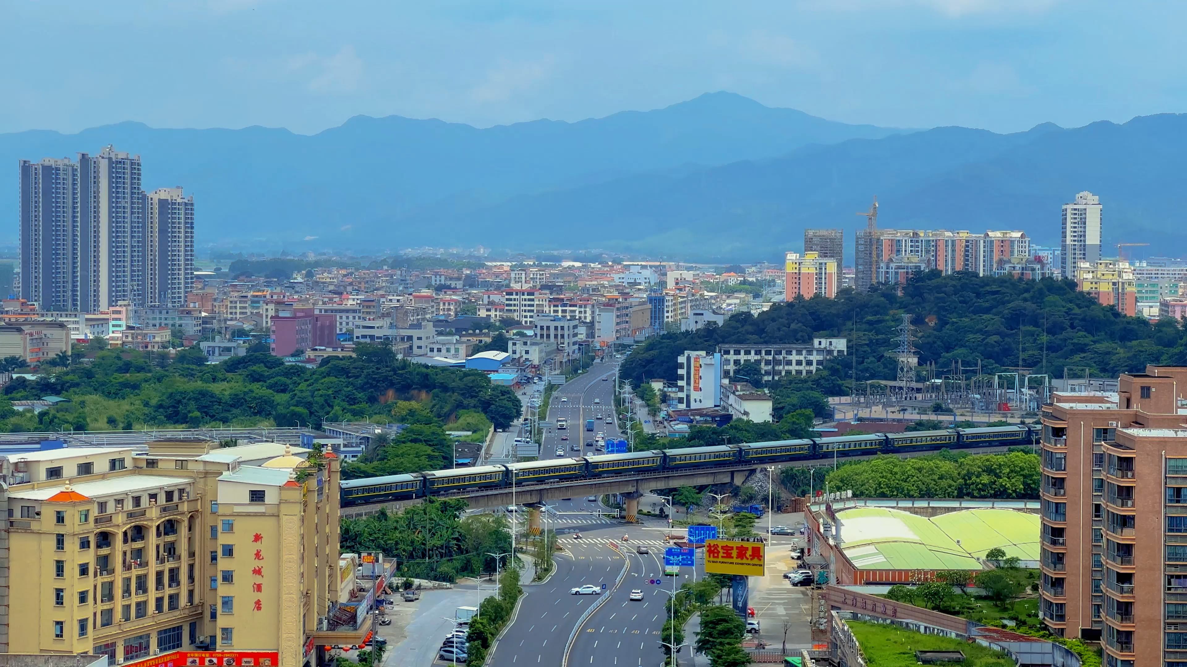 交通强国铁路先行 #铁路摄影 #楼顶摄影 #广茂铁路#东风4b型内燃机车