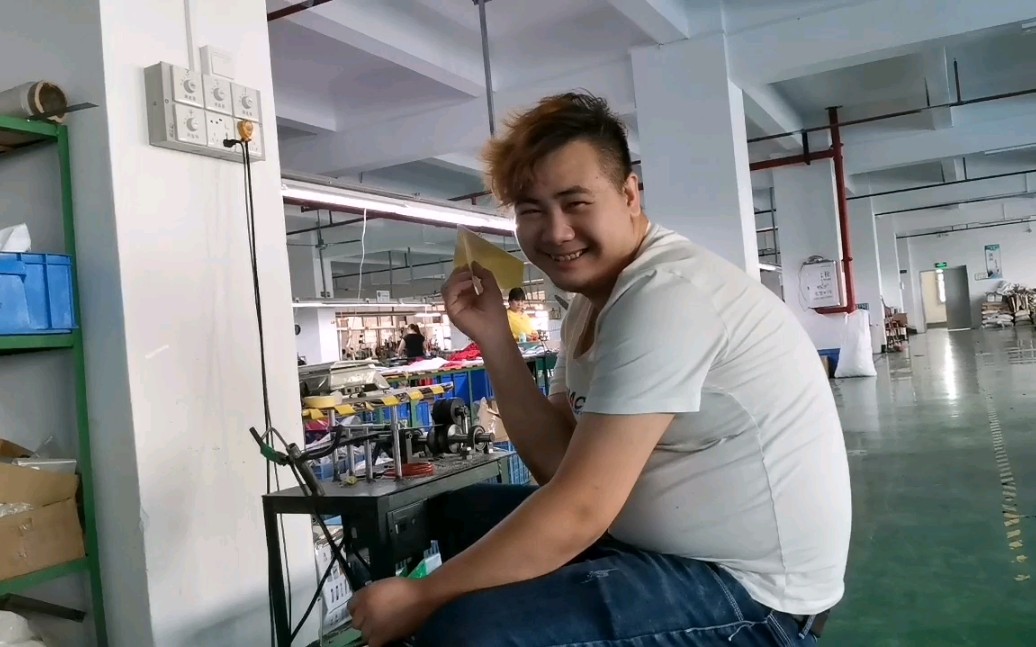 实拍:一个视频带你了解如今的血汗工厂,看看打工仔们上班时的各种"
