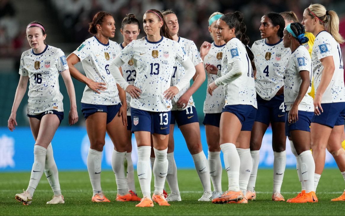 美国女足世界杯惹争议!拒唱国歌拒绝行礼,被淘汰遭本国人喝倒彩