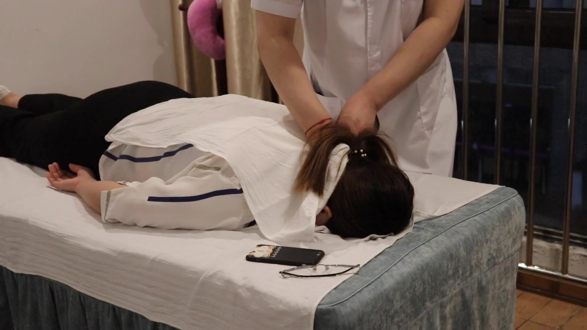 小姐姐第一次体验盲人按摩,手法确实到位