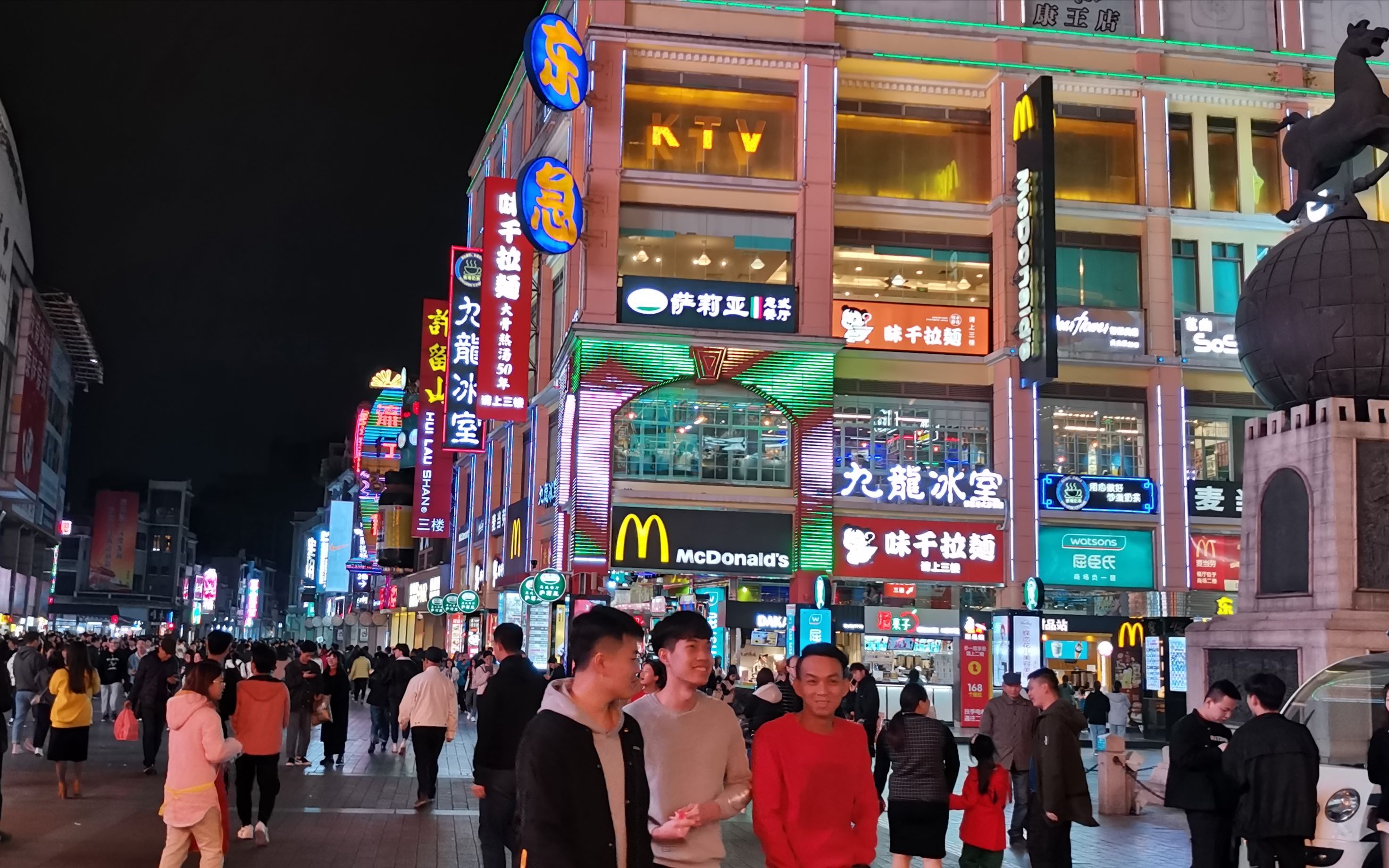 实拍广州上下九步行街夜景,小伙入乡随俗穿着拖鞋逛街,会不会像傻子?
