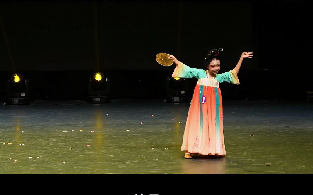 由东汉陶俑《执镜俑》群舞改编成的汉唐陶俑少儿独舞