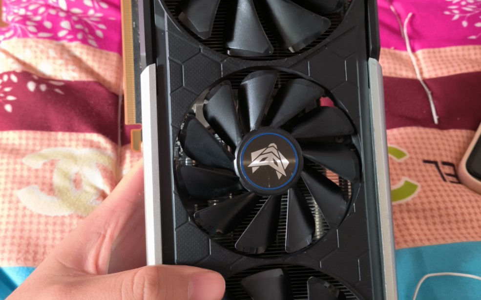 小白开箱拼夕夕八百多入手的蓝宝石5700xt超白金 谁知是不是水洗卡有