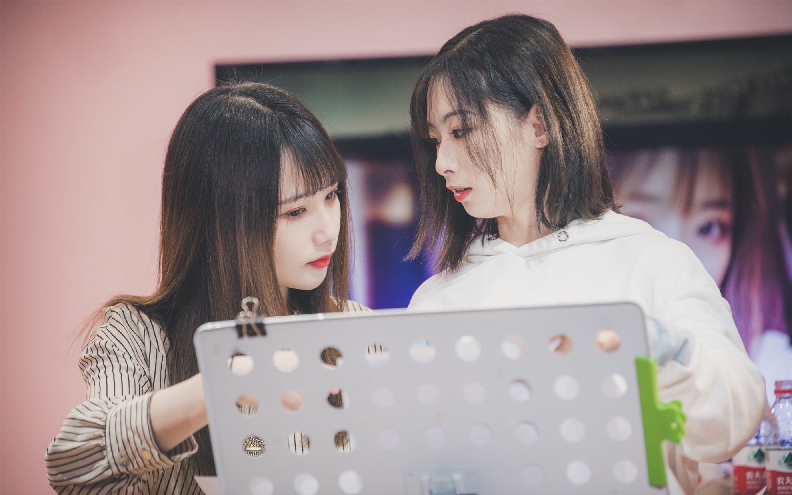 祁静:宋昕冉,我和冯思佳掉水里,你先救谁.宋昕冉:我选择救你.