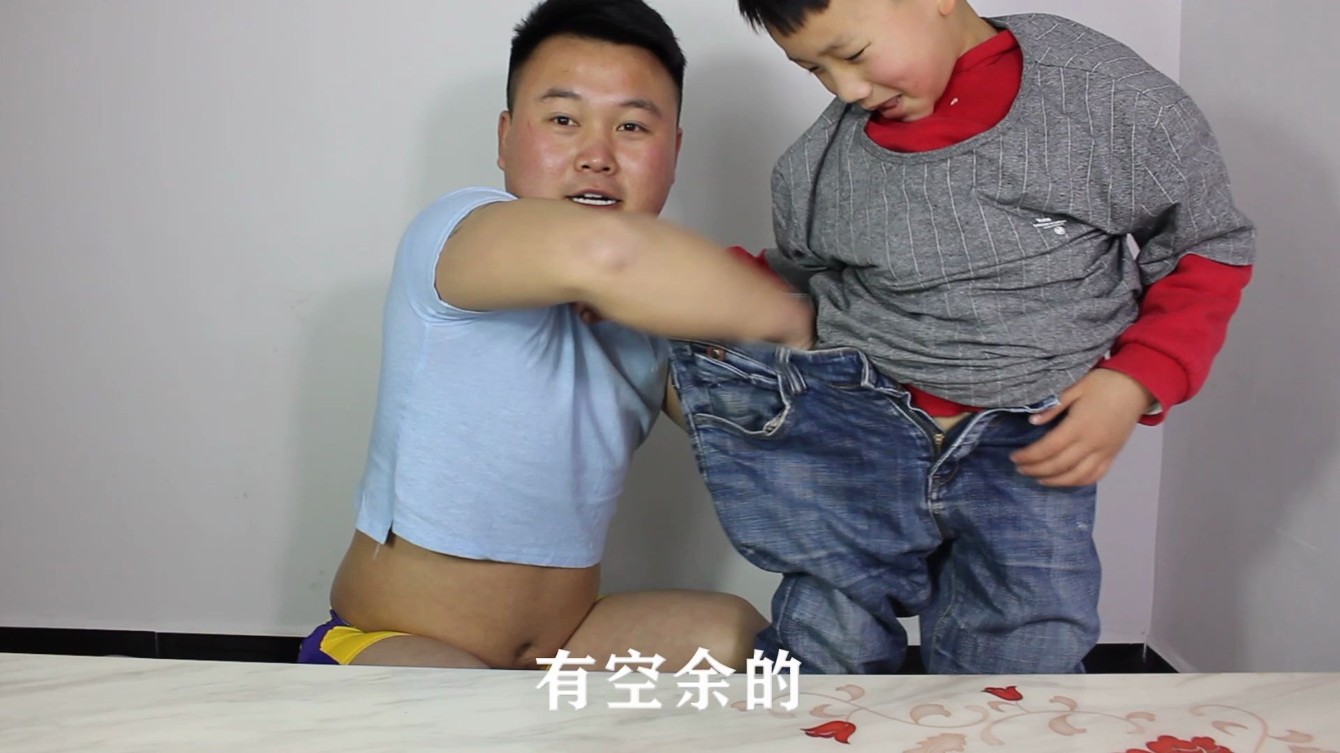 搞笑父子:和六岁儿子互换衣服,穿起来太刺眼了!