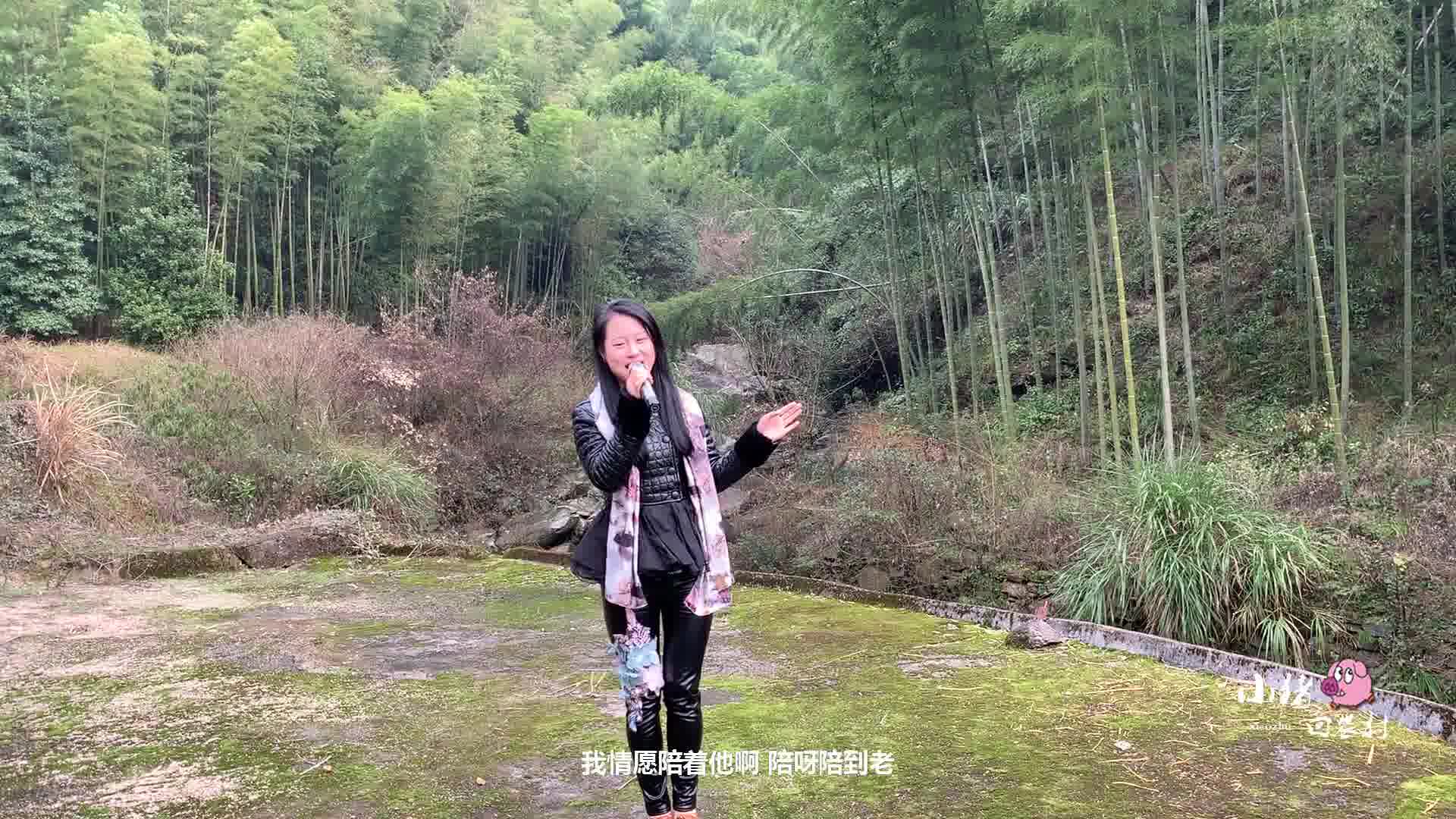 农村美女大山里翻唱一首《山清水秀太阳高》这环境人美水清山高哔哩哔哩bilibili