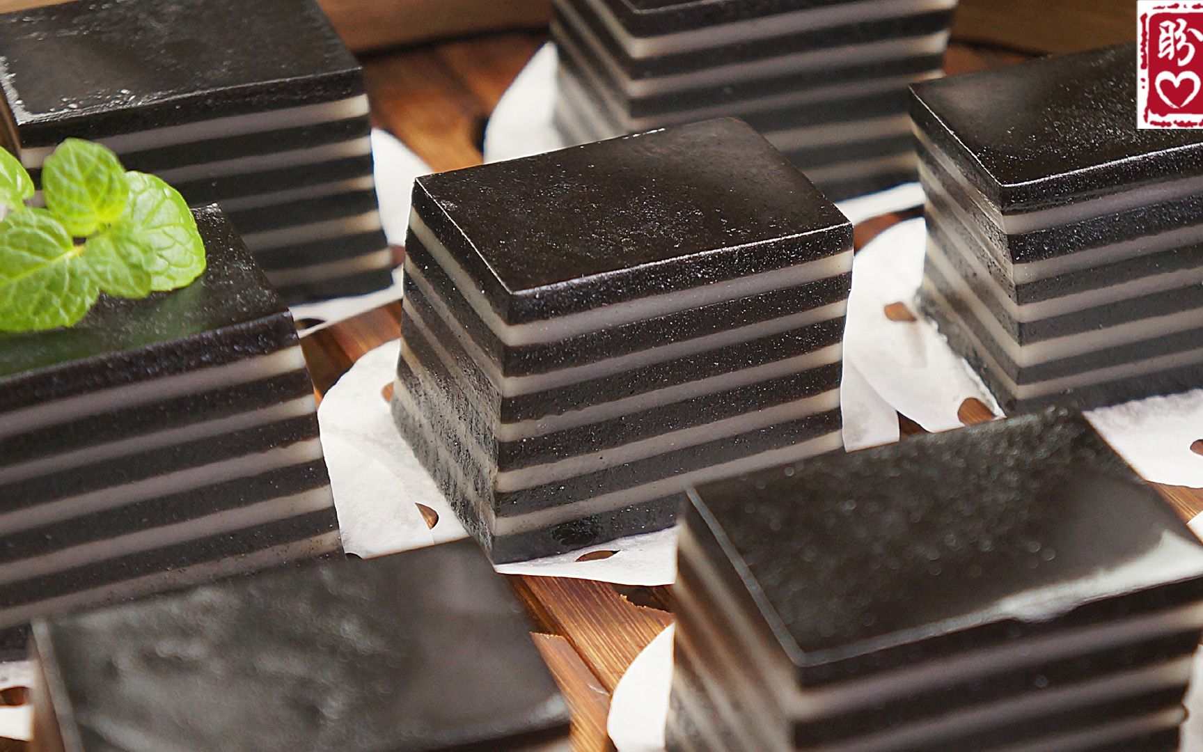 黑芝麻木薯粉千层糕,软糯q弹,香甜可口,做法非常简单!