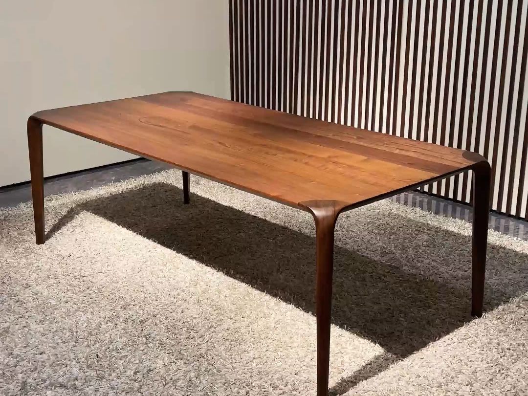 今天给大家推荐一款北美黑胡桃木的实木餐桌