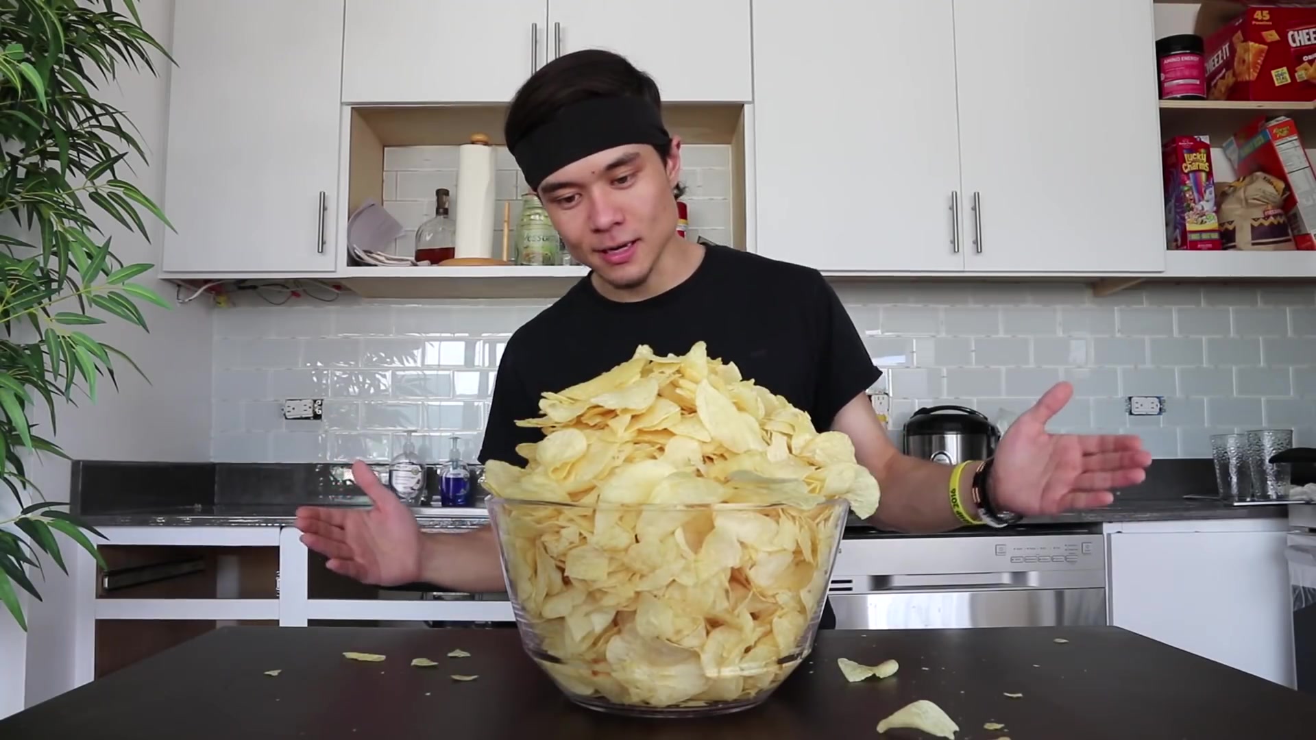 【matt stonie 吃播】大胃王小哥挑战一万卡路里之4大袋子土豆片挑战