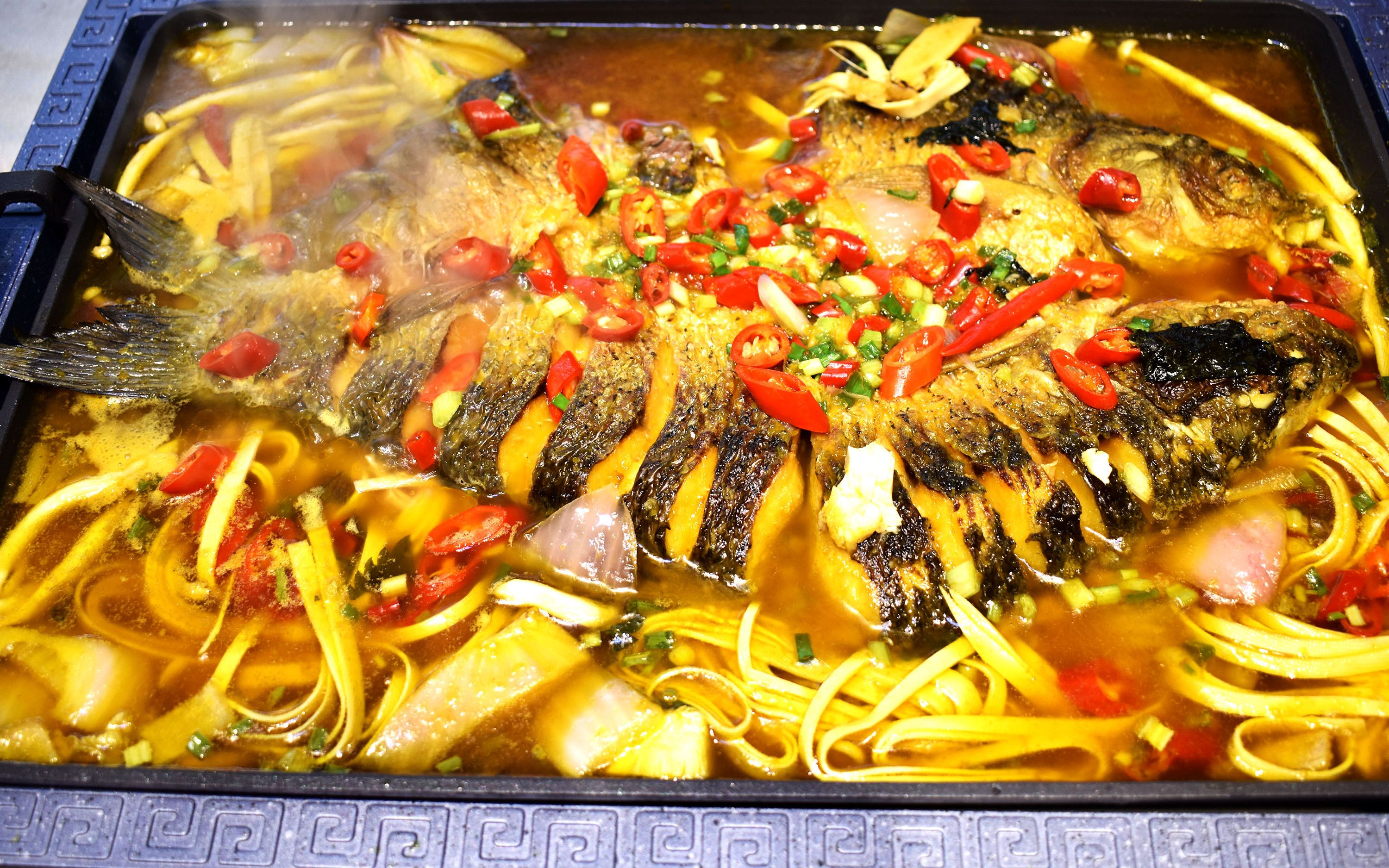 兰轩美食#湘菜大师教大家做一道汤汁浓郁金黄鱼肉鲜嫩的金汤烤鱼