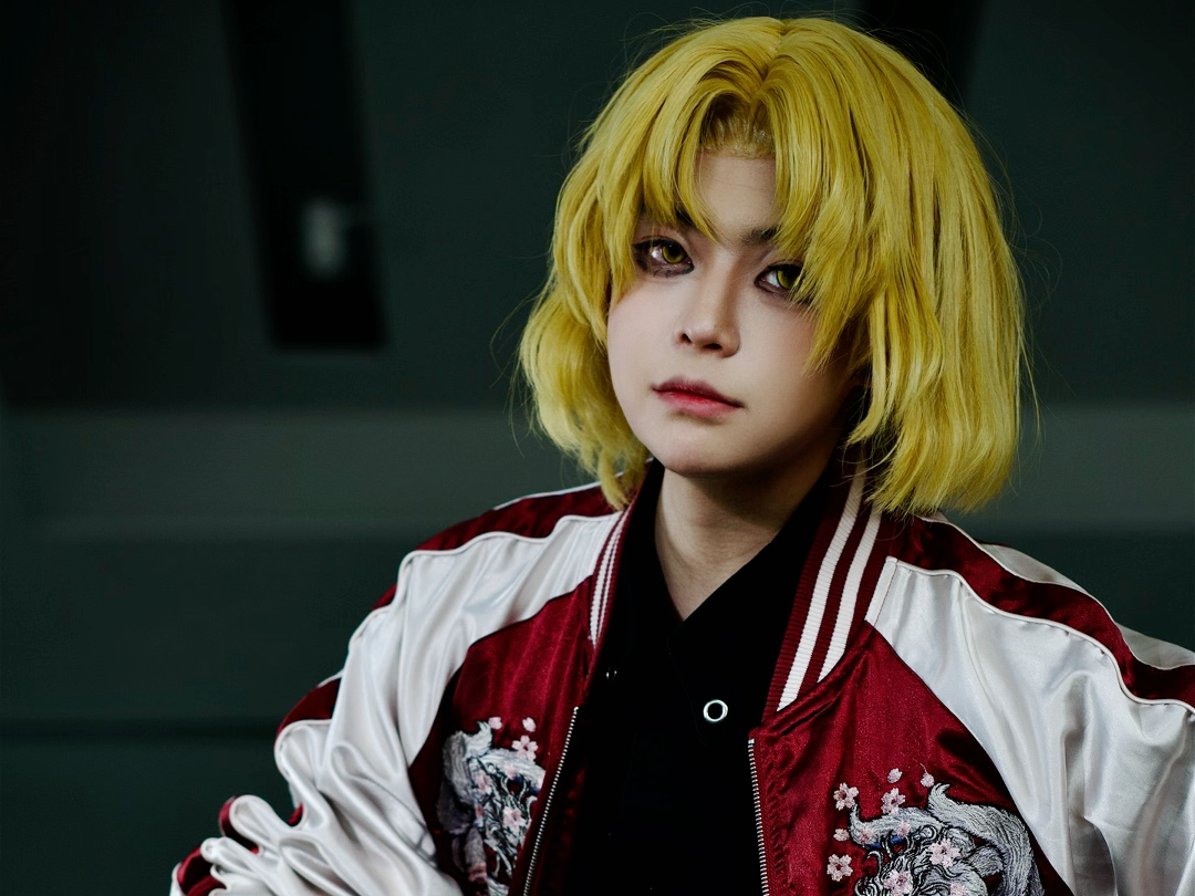 面具之下像国王一样舞动的地狱狂犬