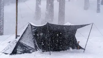 下载视频: 暴风雪中独自露营，夜晚风雪交加，窝在帐篷内烤火取暖，听着雪花飘落睡觉很催眠