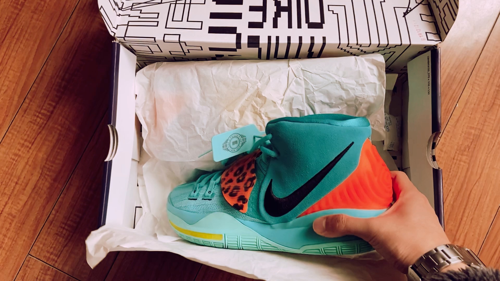 电影沉浸式欧文6蓝豹纹球鞋开箱让球鞋开箱开出大片的感觉