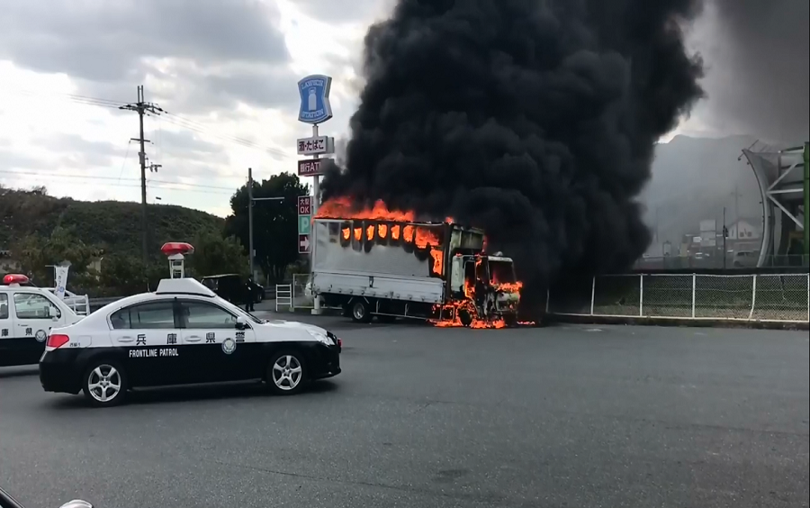 日本兵库县警视厅,消防厅出警处理车辆自燃事故