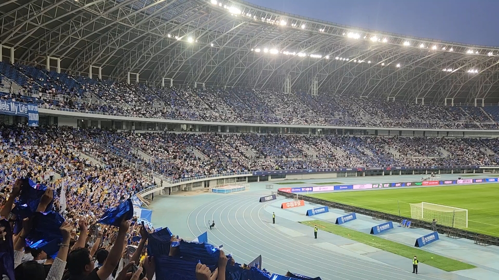 天津奥体中心第一次全场拼图tifo