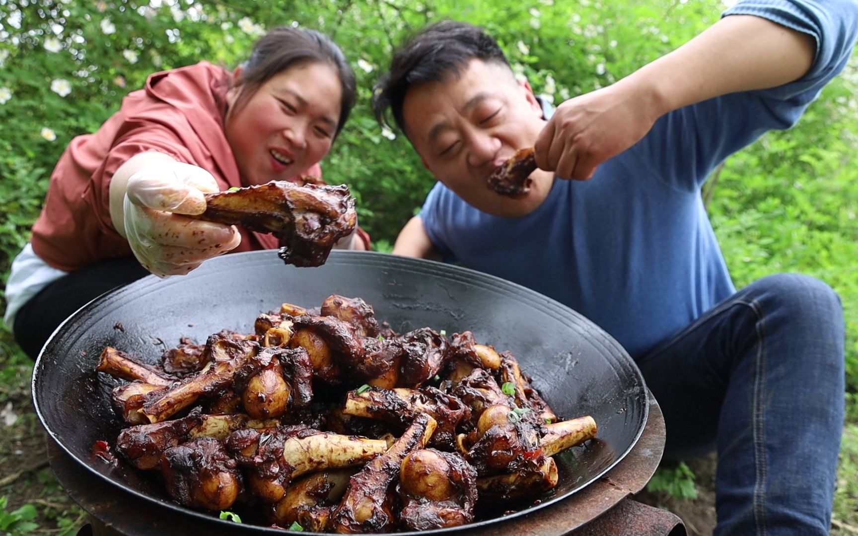 胖妹家葡萄长势喜人,红烧10斤羊棒骨庆祝,香辣够味,2人吃过瘾