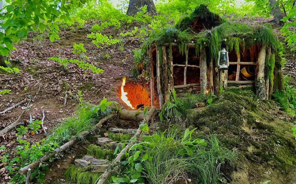 在密林中建造温馨生存庇护所,火堆,小狗,野外生活