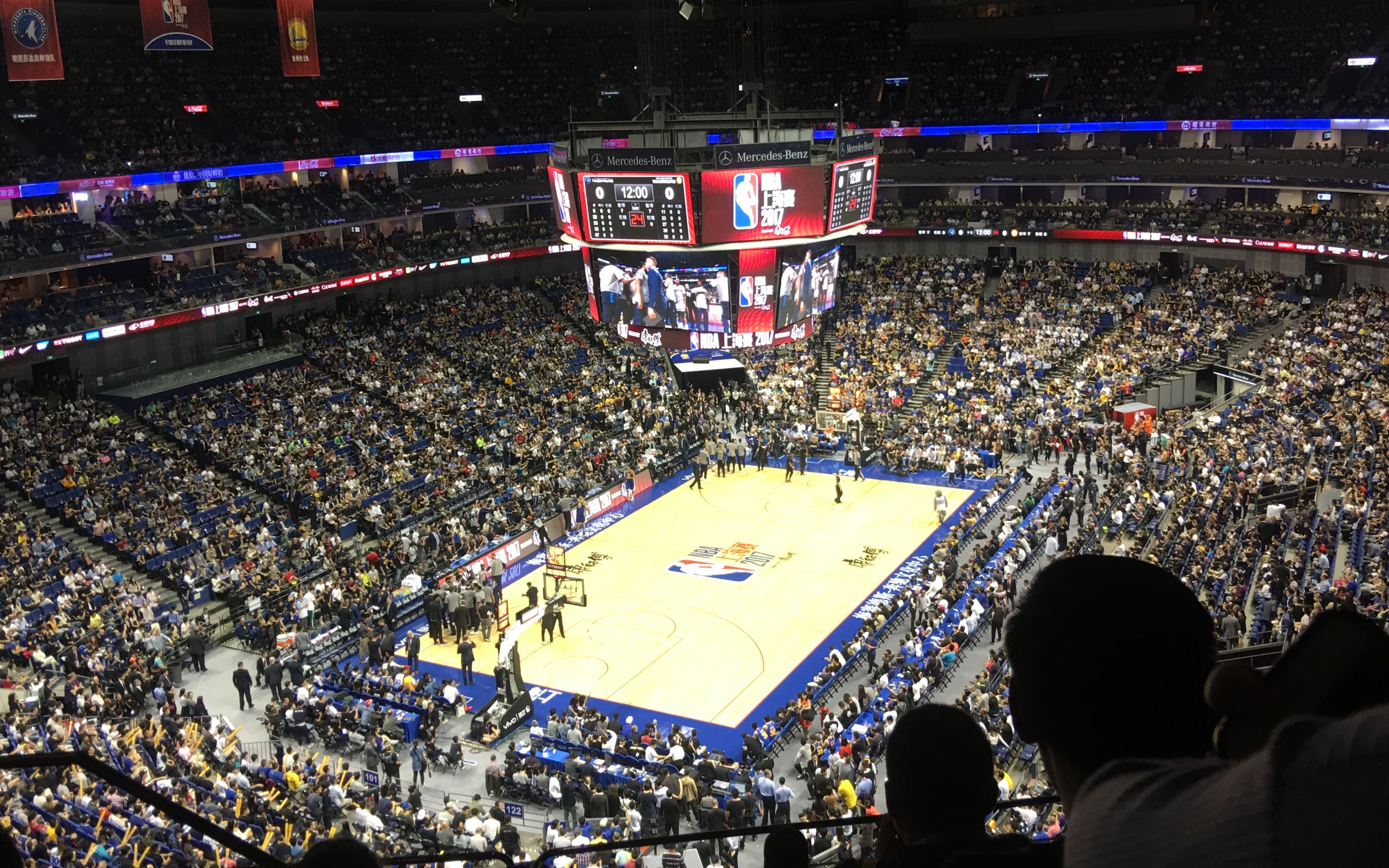 好累,手机拍的像素不高,去年最好的回忆就是去上海看了nba中国赛,第一