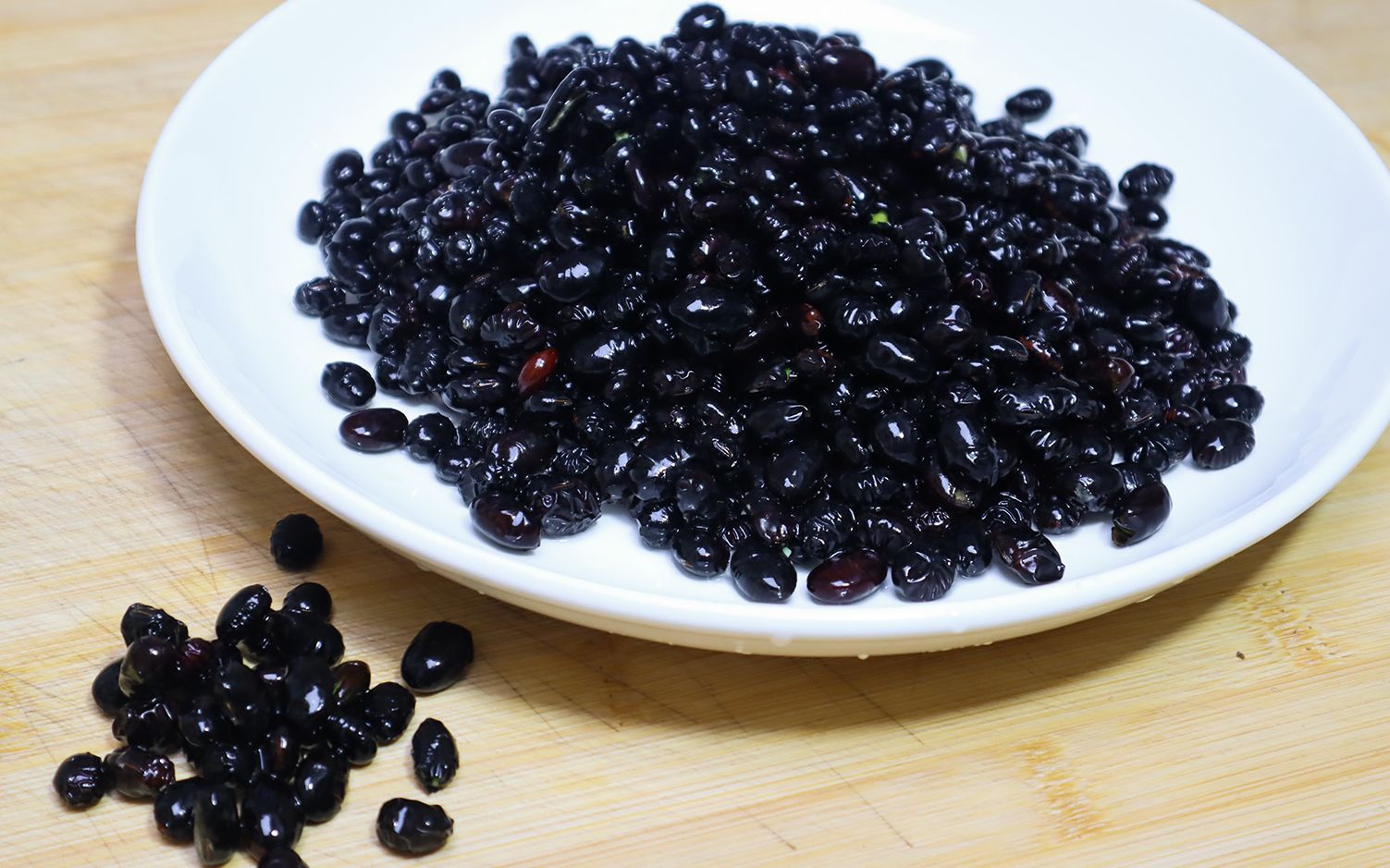 黑豆黑芝麻能减肥吗(黑豆黑芝麻有哪些功效)