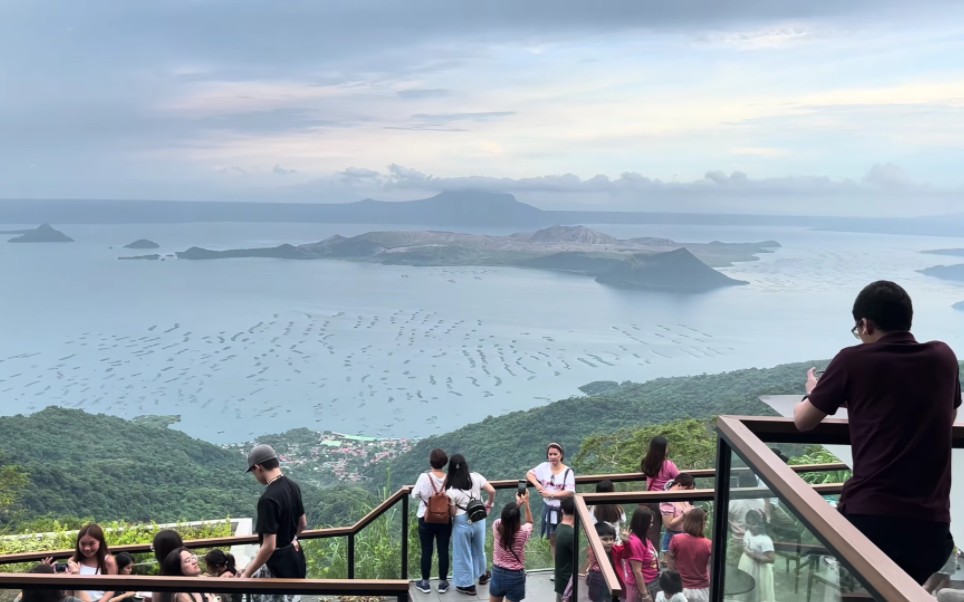 游菲律宾大雅台,离马尼拉最近的风景区,在高雅环境的星巴克喝咖啡赏景非常惬意.哔哩哔哩bilibili