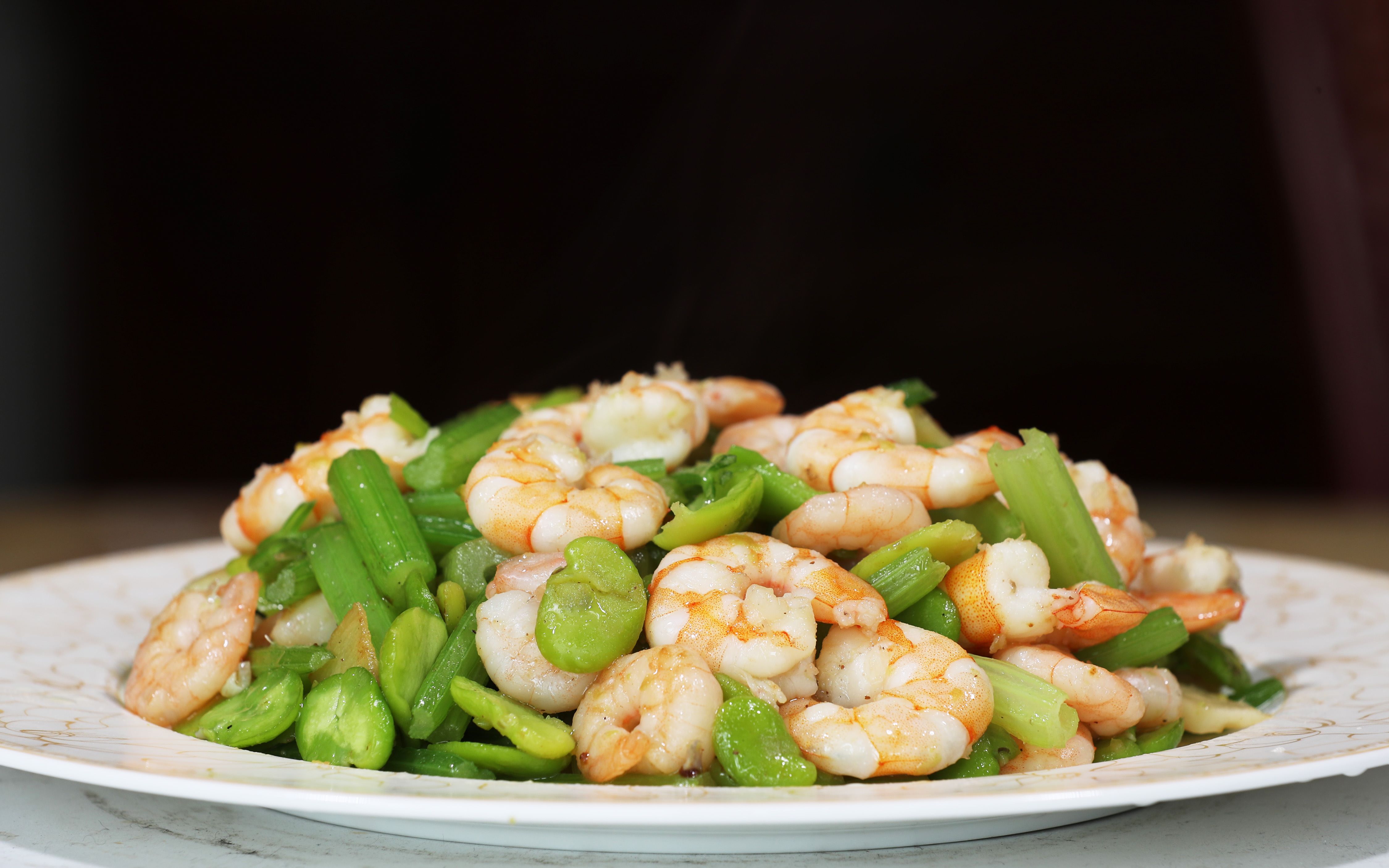 虾仁又有新做法蚕豆炒虾仁,家常的菜春天的味,块手做法色美味鲜_哔哩