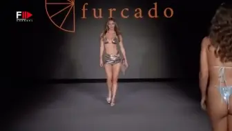比基尼美女。大波浪