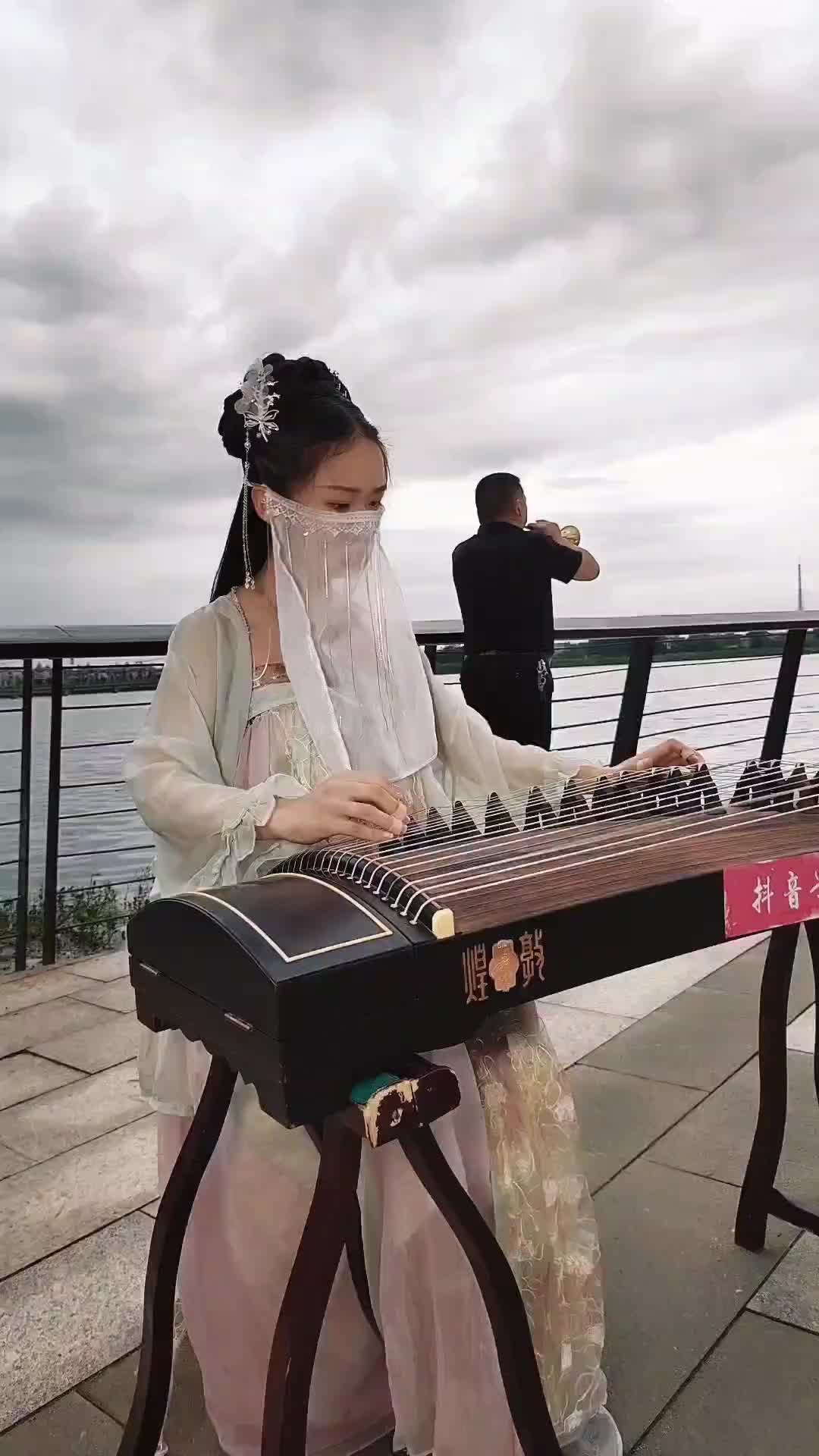 有没有一起和希希玩的小伙伴常德古筝小姐姐碰碰彭碰彭
