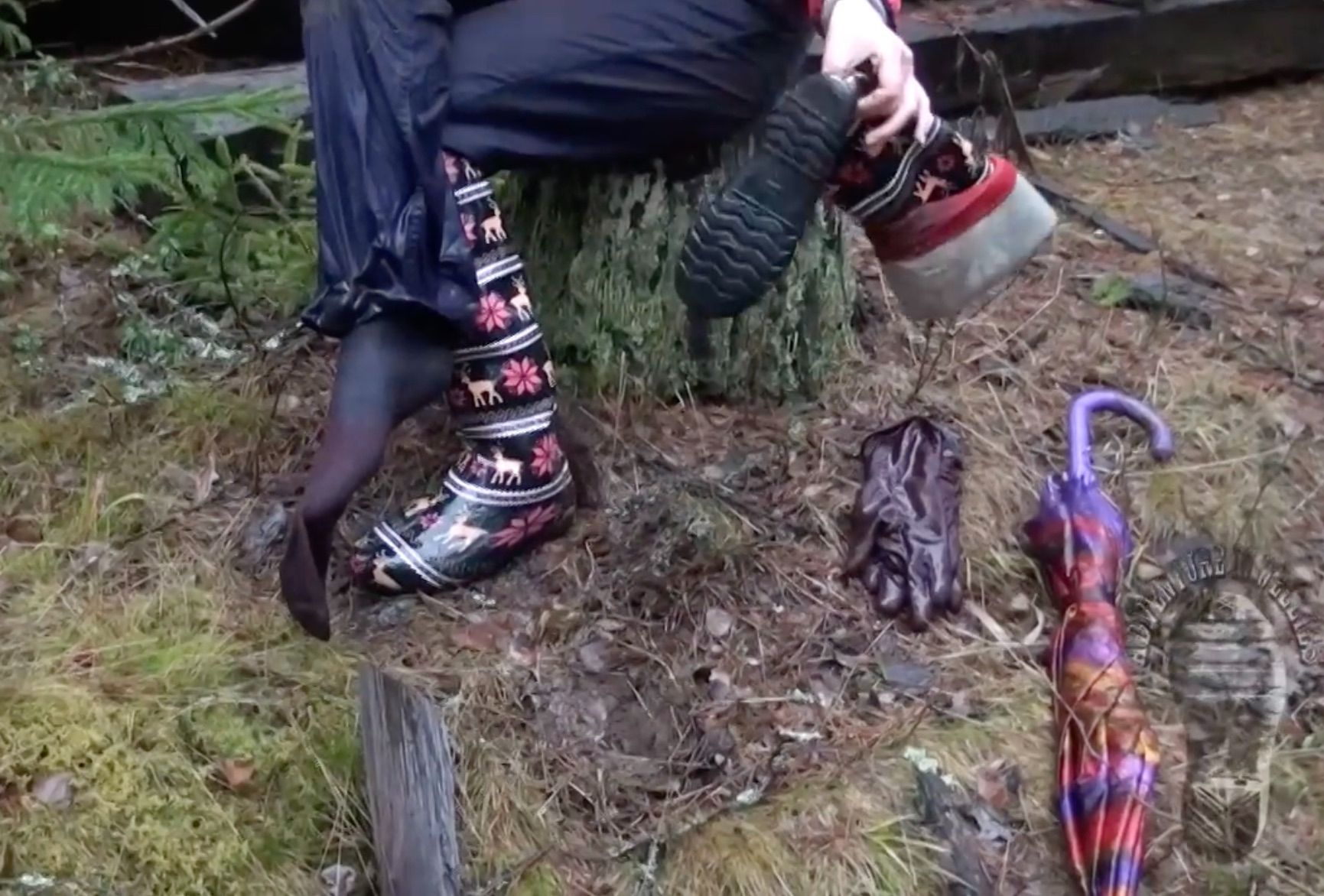 外国长靴美女勇闯废弃泥坑