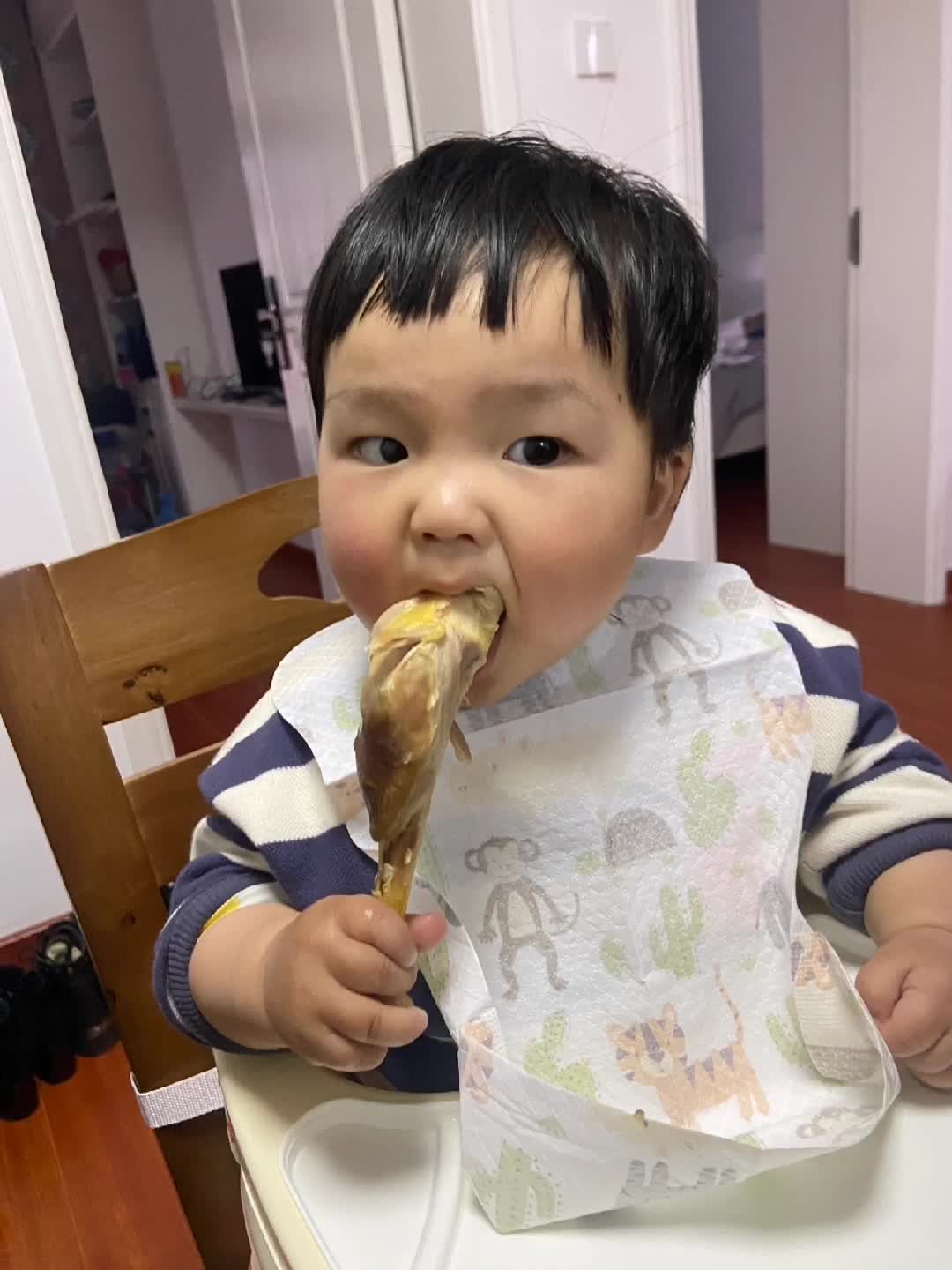 大口啃鸡腿的小朋友