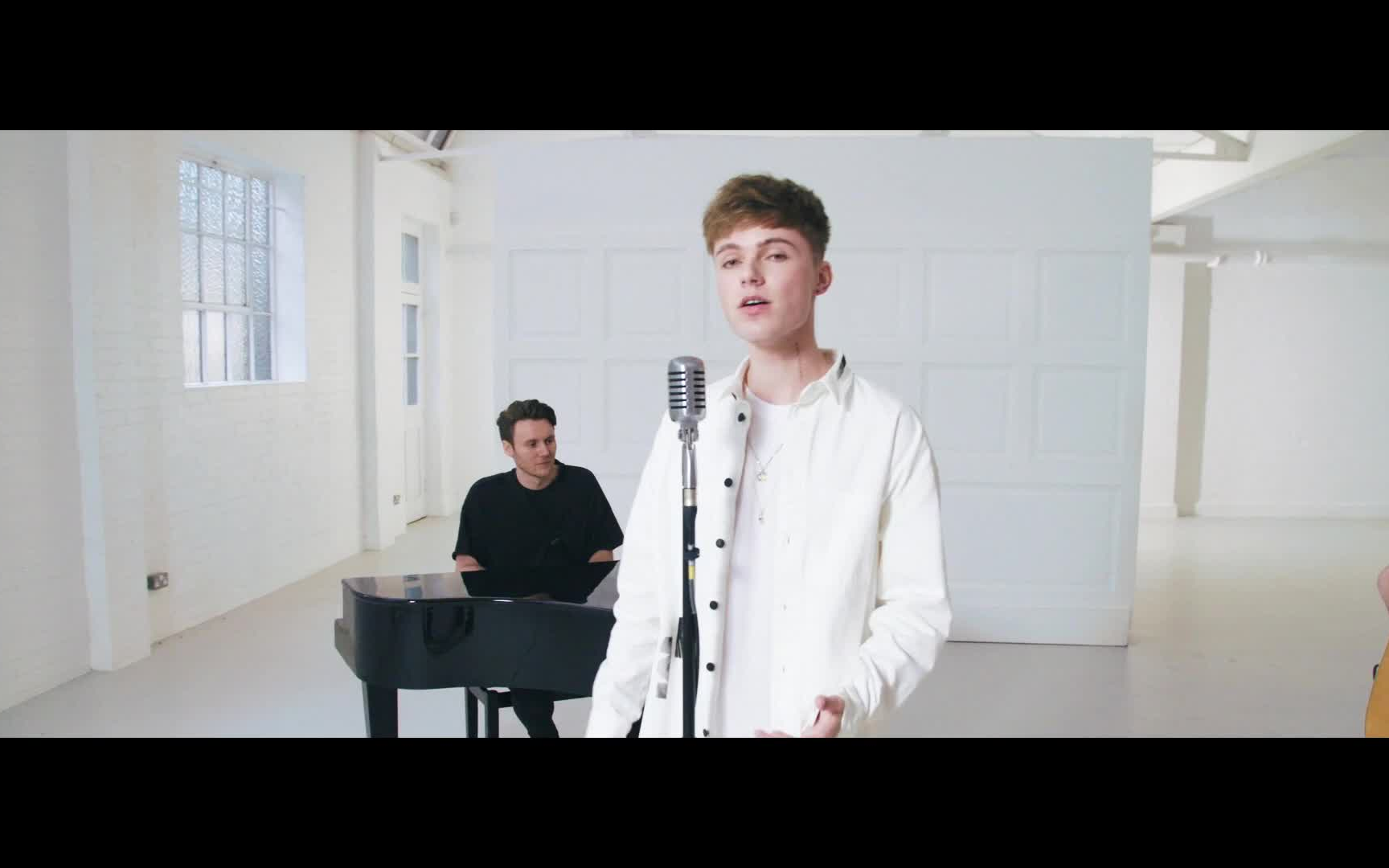 [图][新单MV]英国男歌手HRVY - ME BECAUSE OF YOU (Acoustic Gospel Version)