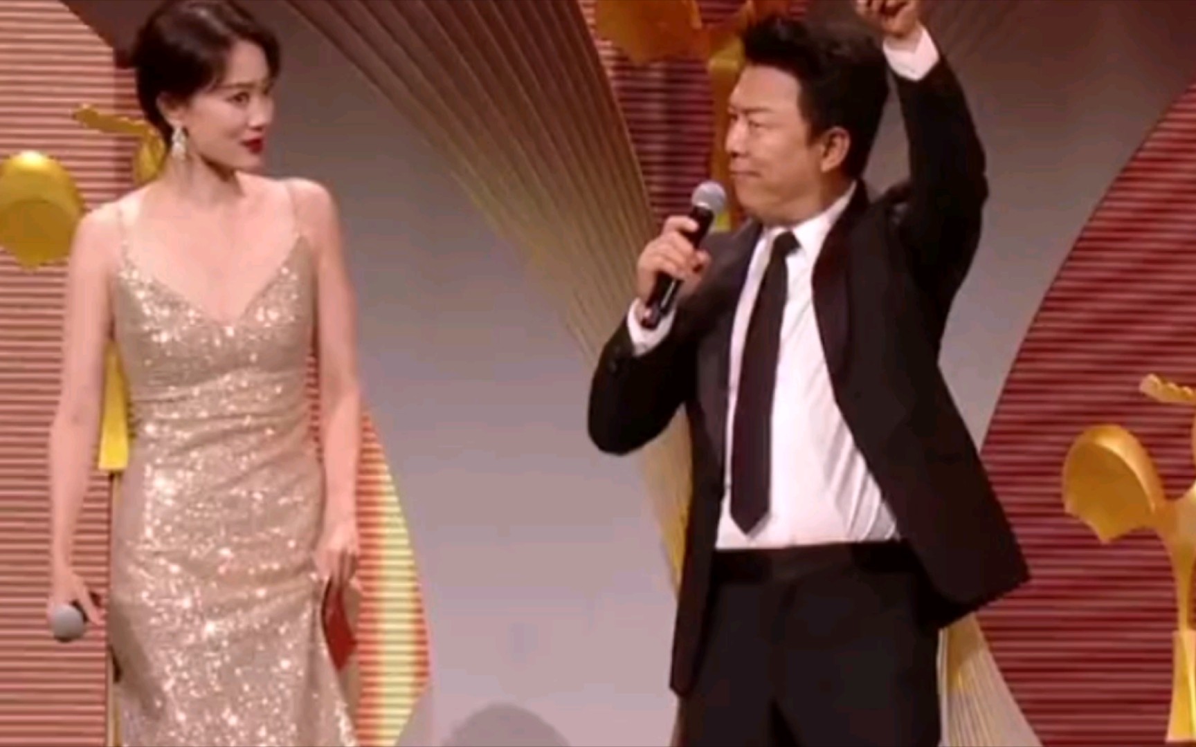 第35届金鸡奖黄渤张小斐主持太欢乐:跳起来