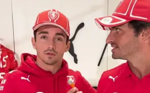 Video herunterladen: 【Carlos Sainz/Charles Leclerc】法拉利二傻觉得周冠宇的穿搭品味很酷？😎🫠｜TODAY Show