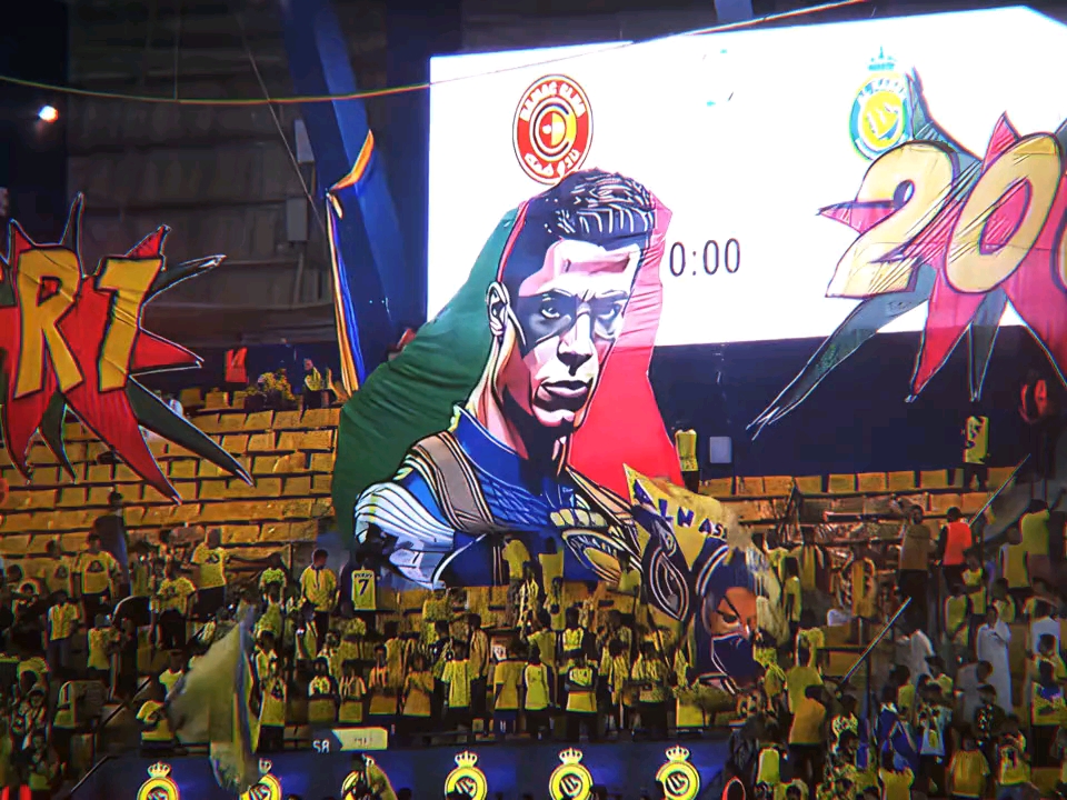 利雅得胜利主场 球迷立巨型tifo祝贺c罗国家队200场里程碑