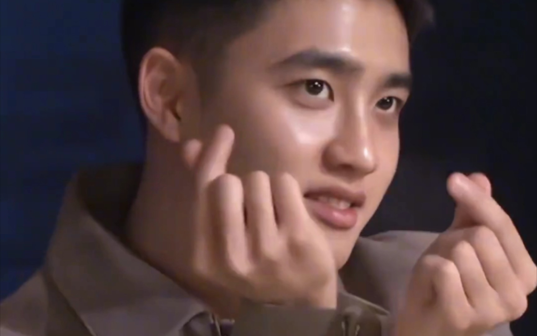 【都暻秀】 一本正经完全不像是要比心 倒是像要掏钱