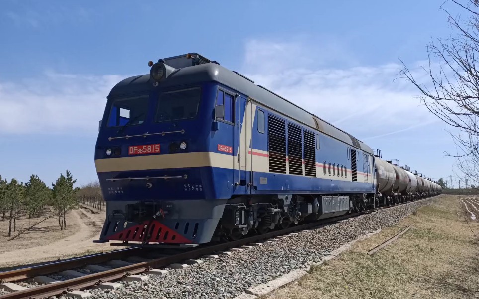 【中国铁路】呼市炼油厂专用线df8b牵引罐车通过道口