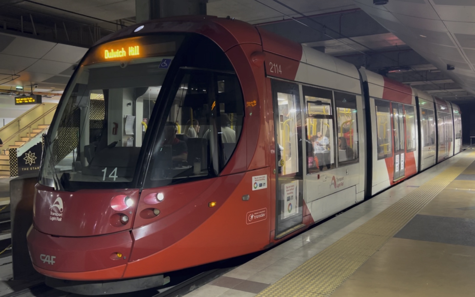 悉尼轻轨一号线caf urbos 3有轨电车出the star站,司机友好挥手!